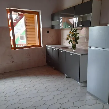 Fekete Barany Apartman *